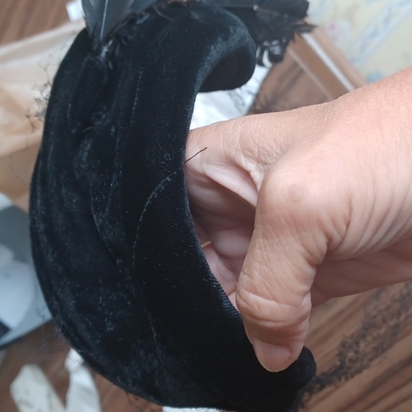 Vintage 1920's Black Velvet Hat with Raven Feathers - Picture 6 of 6